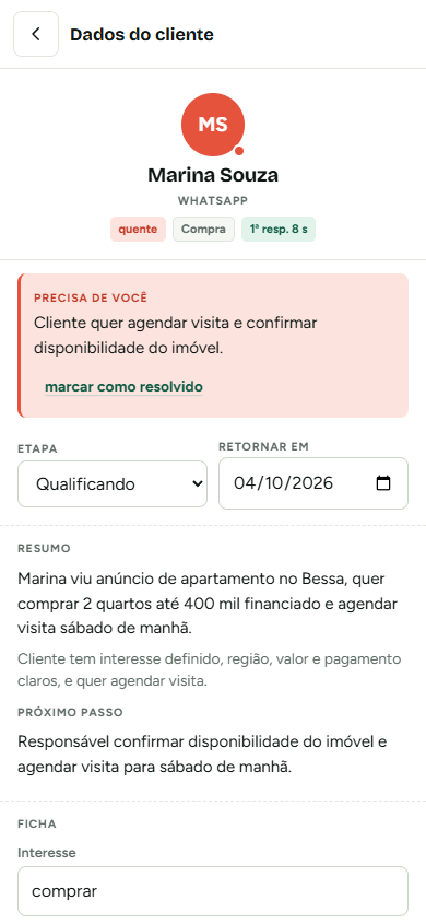 No celular: a ficha da Marina, com temperatura, etapa, data de retorno e resumo.